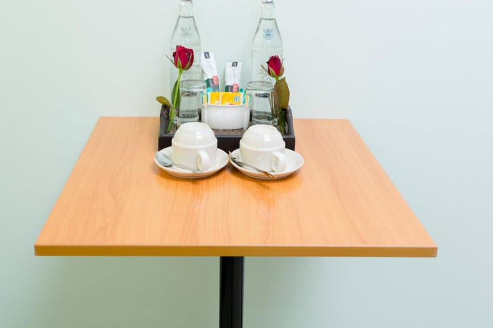 Standard Double Room, 1 King Bed, Non Smoking, Private Bathroom | In-room dining