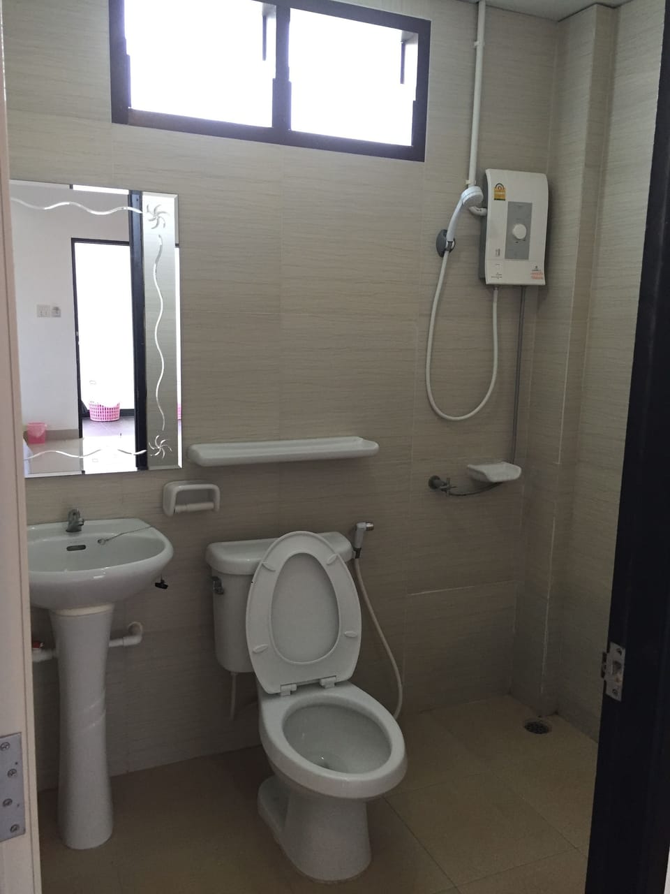 Shower, free toiletries, towels