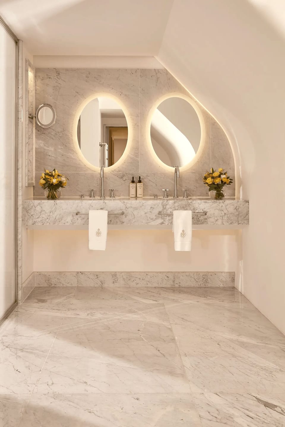 Claridge's Balcony Room | Bathroom | Combined shower/tub, designer toiletries, hair dryer, bathrobes
