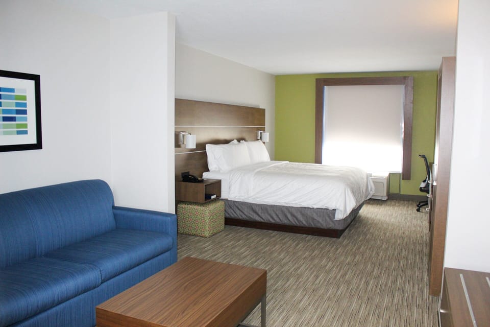 Hypo-allergenic bedding, in-room safe, desk, blackout drapes