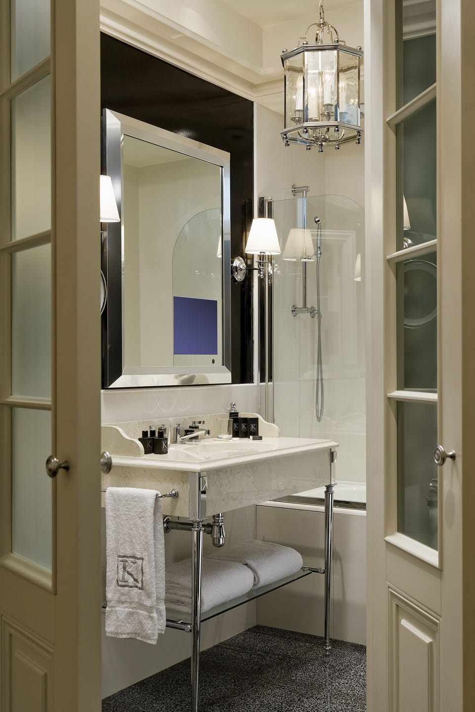 Executive room (King or Twin Bed - 180 cm, & Bath) | Bathroom | Separate tub and shower, jetted tub, rainfall showerhead