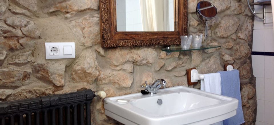 Superior Double or Twin Room | Bathroom | Free toiletries, hair dryer, bidet, towels