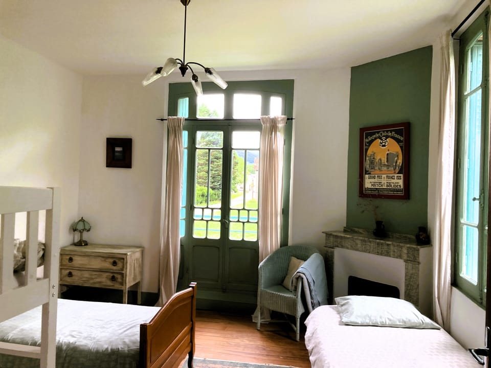 Deluxe Suite | Iron/ironing board (on request), cribs (free), WiFi (free)