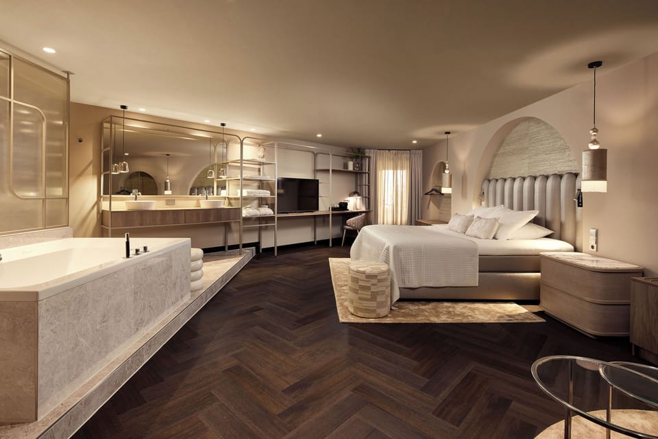 Luxury Suite | Desk, laptop workspace, free WiFi, bed sheets