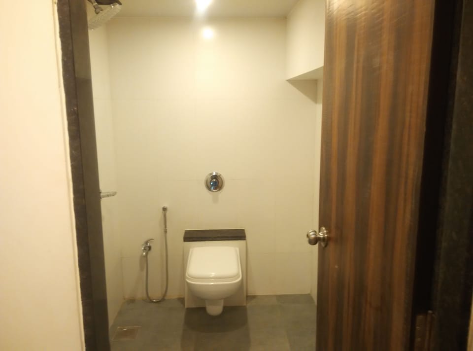 Standard Double Room, 1 Double Bed | Bathroom | Free toiletries, towels