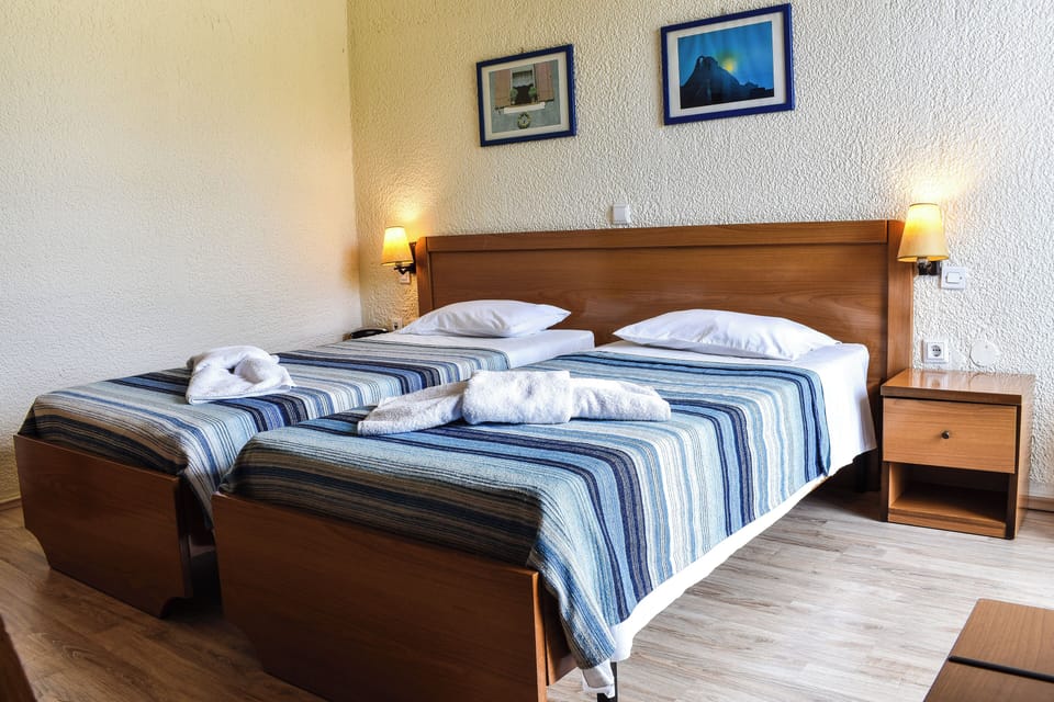 Triple Room | In-room safe, bed sheets