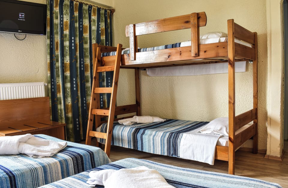 Triple Room | In-room safe, bed sheets