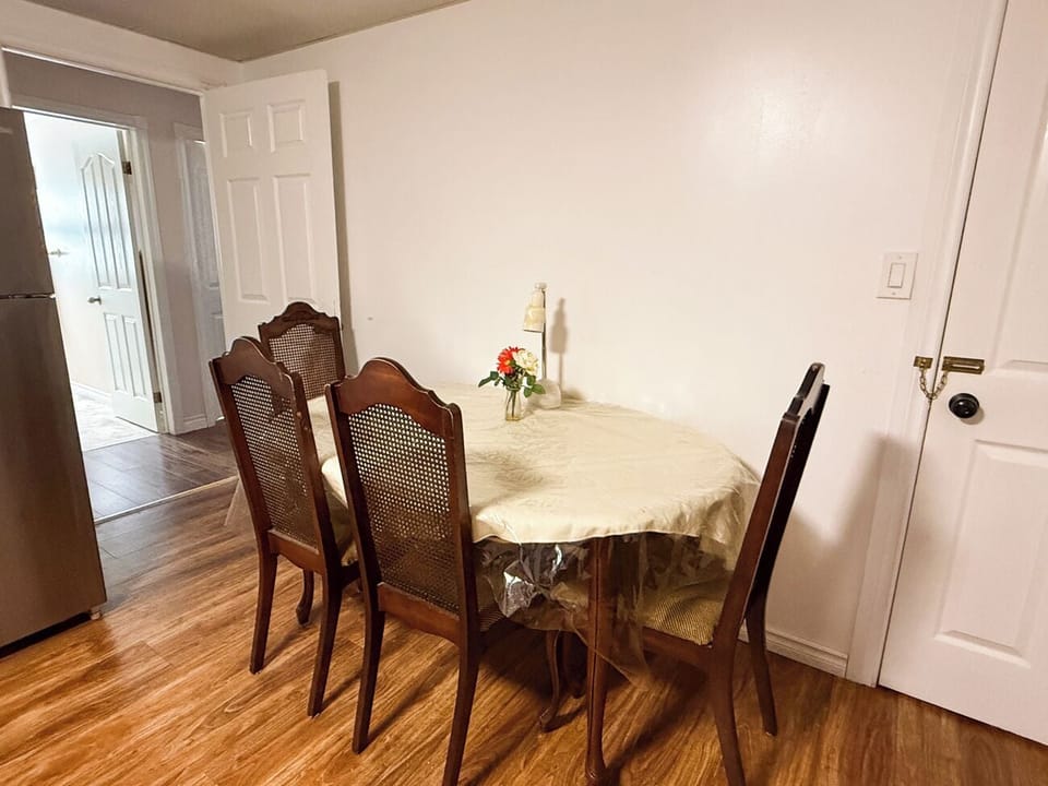 Family Apartment, 2 Bedrooms | In-room dining