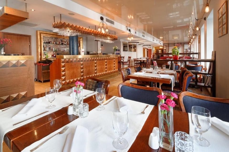 2 restaurants; breakfast, lunch, and dinner served