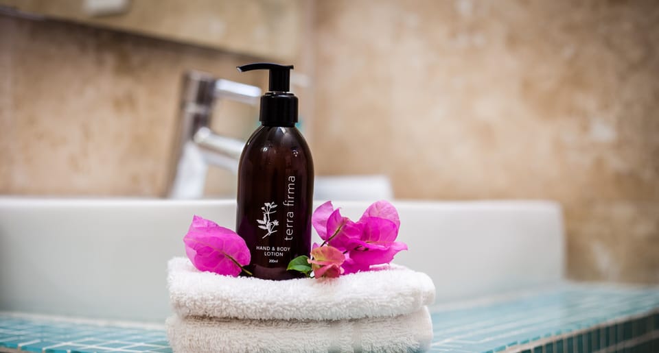 Standard Double or Twin Room | Bathroom amenities | Combined shower/tub, designer toiletries, hair dryer, bathrobes