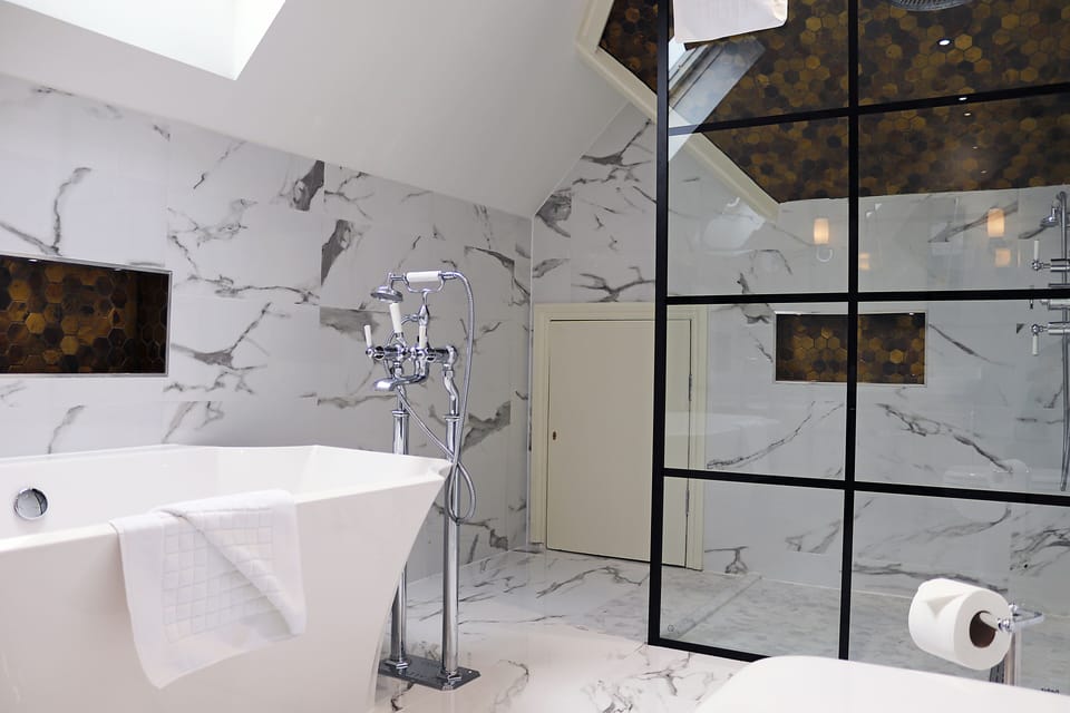 Executive Suite | Bathroom | Combined shower/tub, eco-friendly toiletries, hair dryer, towels