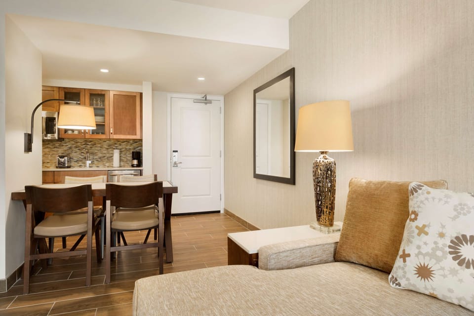 Full-size fridge, microwave, oven, stovetop