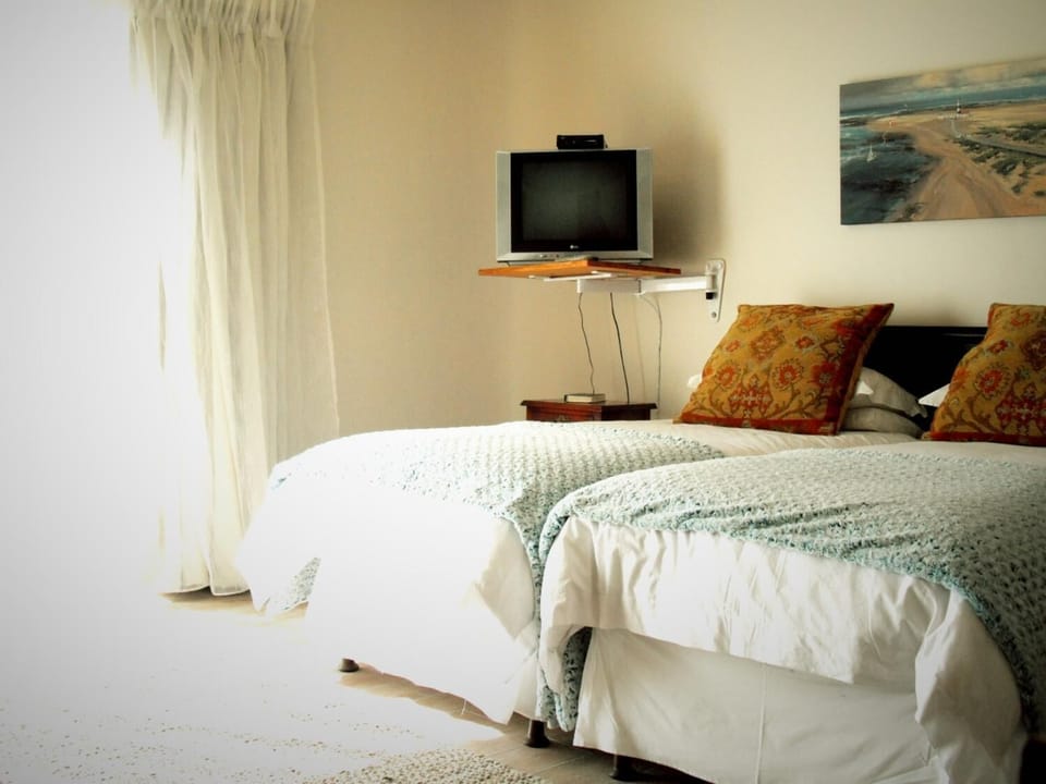 Blackout drapes, soundproofing, free WiFi