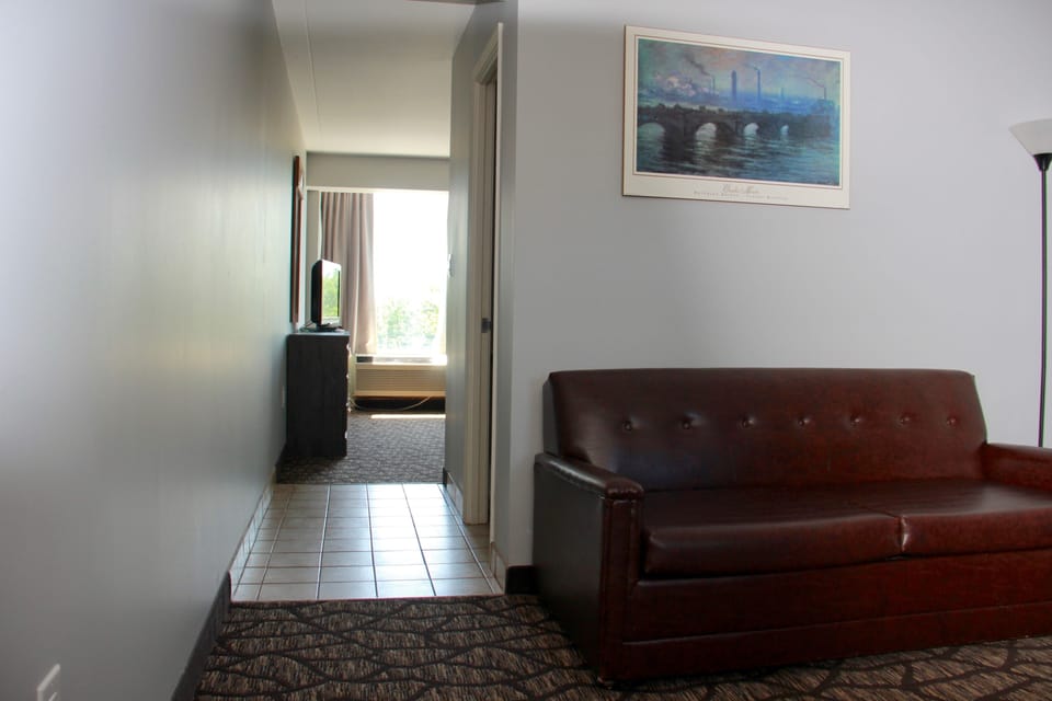 Suite, City View | Living room | TV