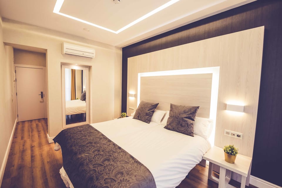 Comfort Twin Room, 1 Bedroom | In-room safe, desk, soundproofing, free WiFi