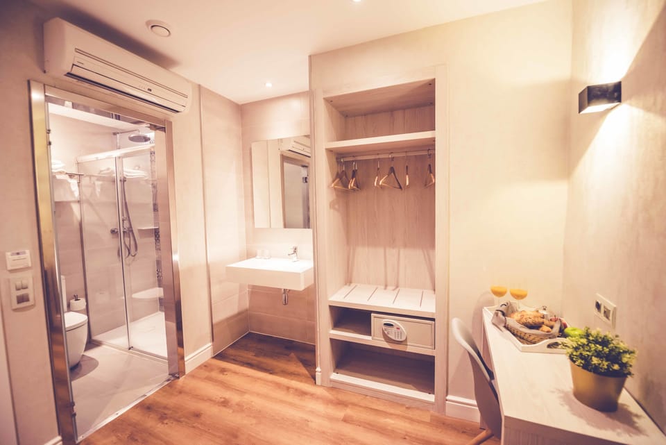 Comfort Twin Room, 1 Bedroom | In-room safe, desk, soundproofing, free WiFi