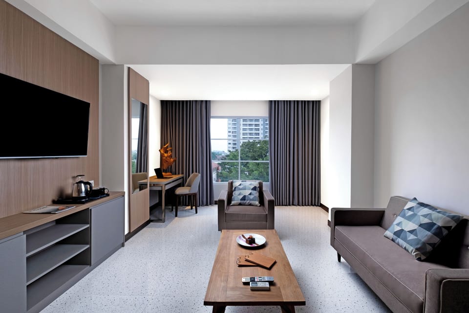 Premier Suite | Living area | 32-inch LED TV with cable channels, TV