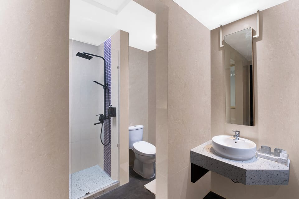 Premier Suite | Bathroom | Shower, free toiletries, slippers, towels