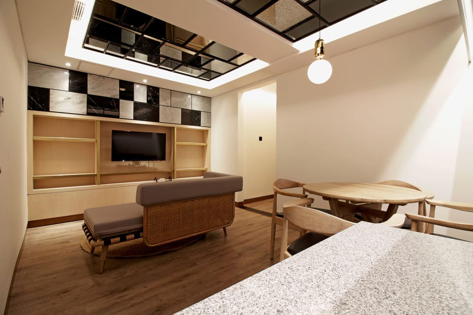Executive Suite | Living room | 32-inch LED TV with cable channels, TV