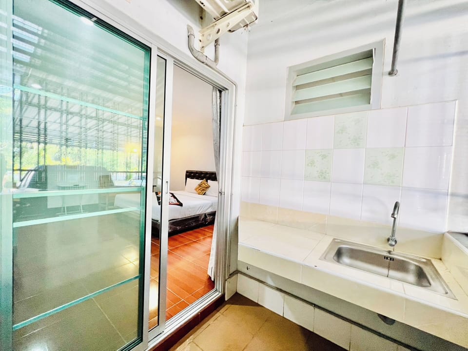 Standard Double Room | Bathroom | Shower, rainfall showerhead, free toiletries, slippers