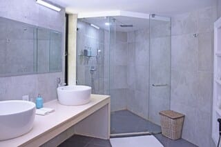 Deluxe Double Room with Balcony and Sea View | Bathroom | Separate tub and shower, deep soaking tub, rainfall showerhead