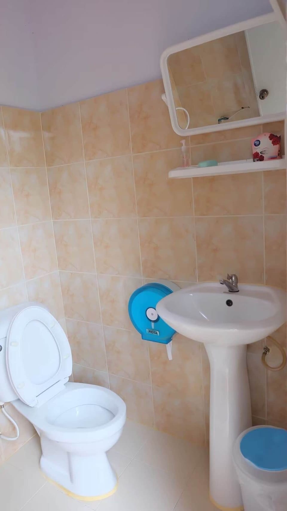 Shower, free toiletries, towels