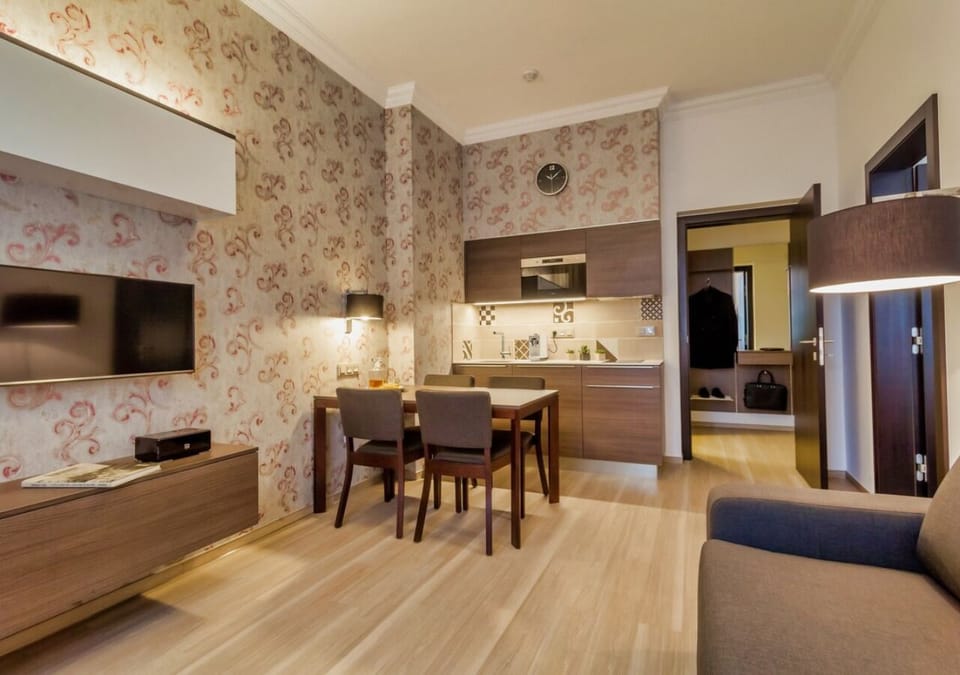 Deluxe Apartment, Kitchenette, Courtyard View | Premium bedding, Select Comfort beds, in-room safe, desk