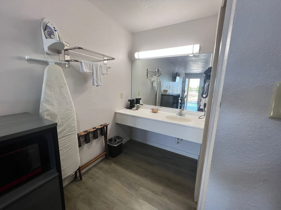 Combined shower/tub, designer toiletries, hair dryer, towels
