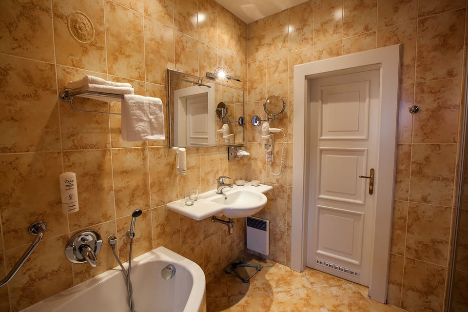 Deluxe Double or Twin Room, City View | Bathroom | Combined shower/tub, free toiletries, hair dryer, bathrobes
