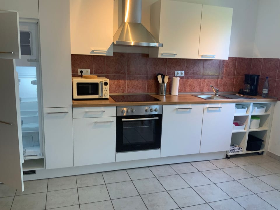 Deluxe Apartment, Non Smoking, Terrace (4-5 Personen) | Private kitchen | Full-size fridge, microwave, oven, stovetop