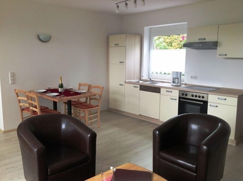 Deluxe Apartment, 2 Bedrooms, Non Smoking, Terrace (4-5 Personen) | Private kitchen | Full-size fridge, microwave, oven, stovetop