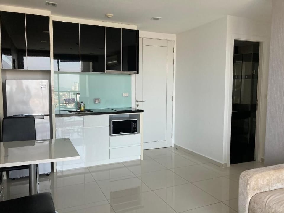 1 Bedroom Apartment | Private kitchen | Fridge, microwave, stovetop, electric kettle