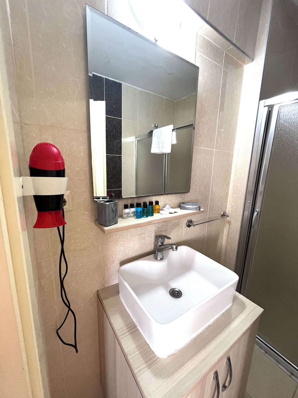 Standard Twin Room | Bathroom | Shower, free toiletries, hair dryer, slippers