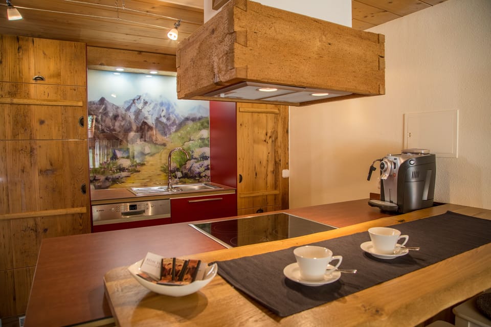 Romantic Condo, 2 Bedrooms, Non Smoking, Mountainside | In-room dining