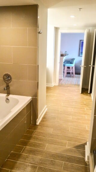 Suite, 1 King Bed, Corner | Bathroom | Free toiletries, hair dryer, towels, soap