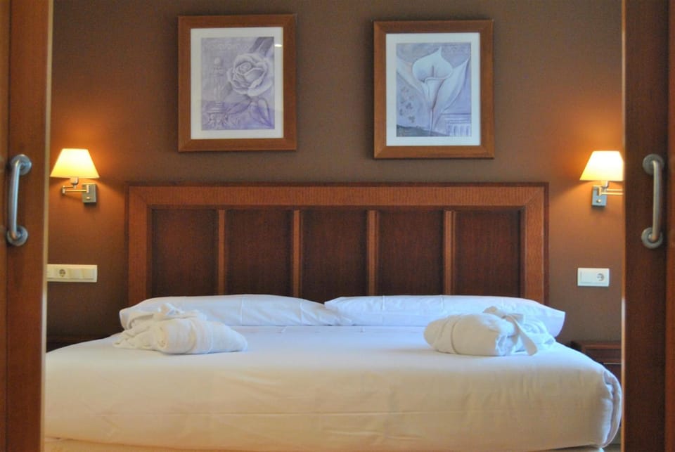 Minibar, in-room safe, desk, iron/ironing board (on request)