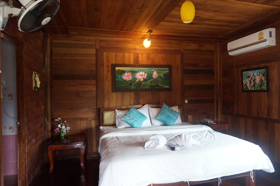 Thai House | Desk, free WiFi