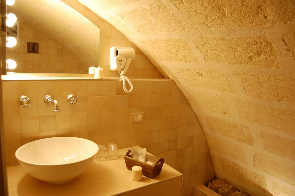 Deluxe Room, 1 Double Bed (Mulino) | Bathroom | Free toiletries, hair dryer, bidet, towels