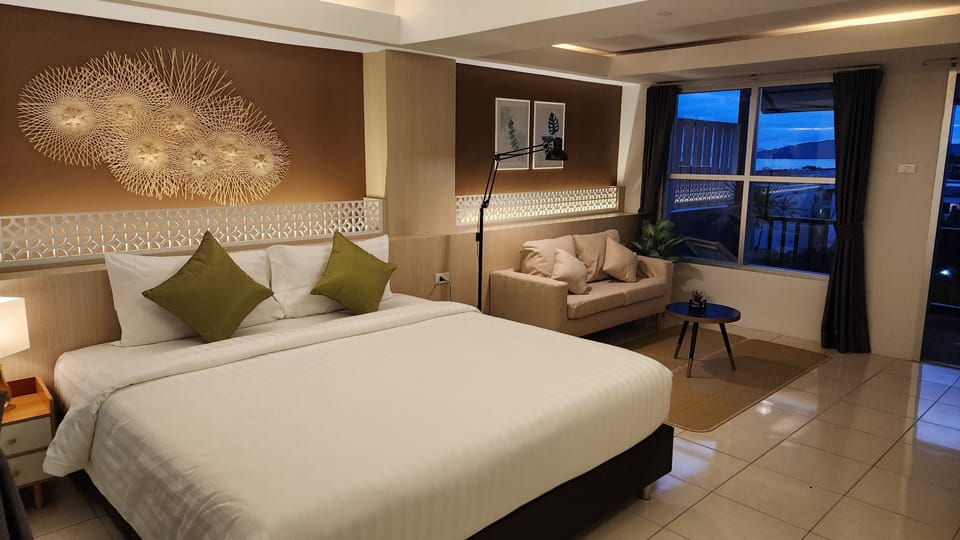 Deluxe Double Room, Sea View | Living area | Books