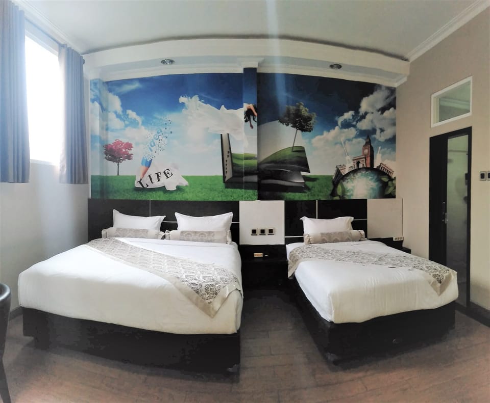 Family Room | Desk, free WiFi