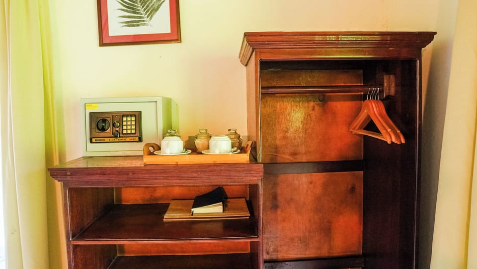 Bungalow Family Room | Desk, bed sheets