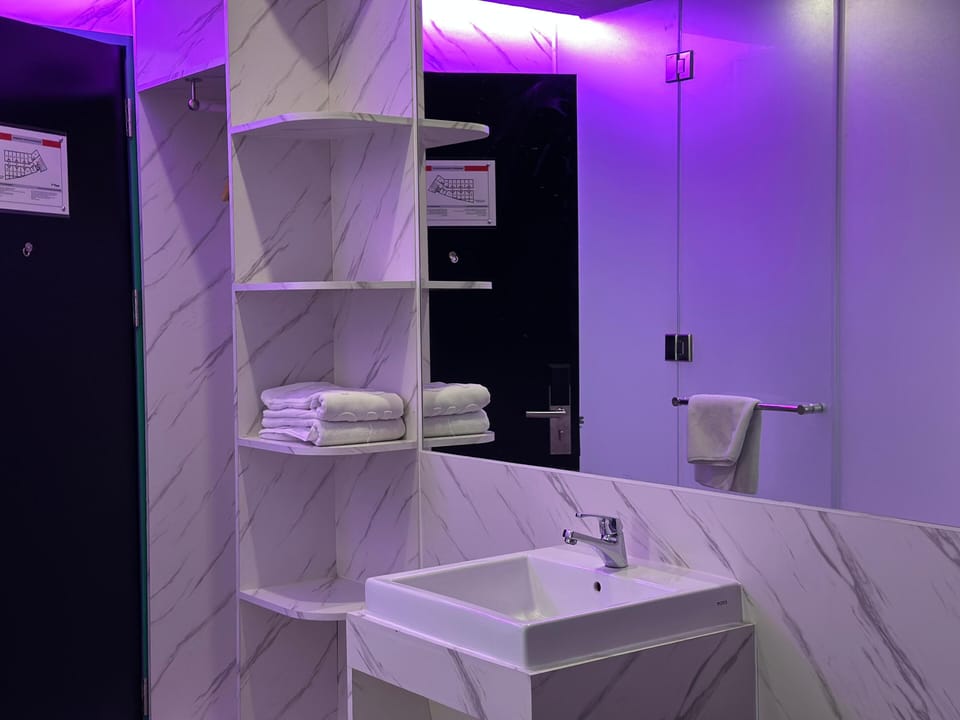 Twin Room | Bathroom | Shower, rainfall showerhead, free toiletries, slippers