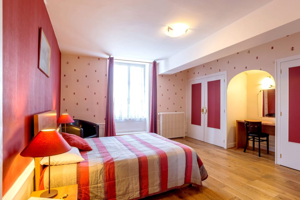 Desk, soundproofing, free WiFi, bed sheets