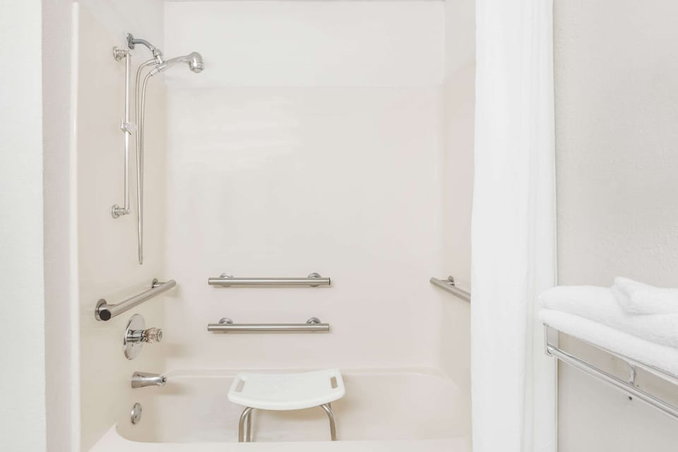 Room, 1 King Bed, Accessible, Non Smoking (Mobility) | Bathroom | Free toiletries, hair dryer, towels, soap