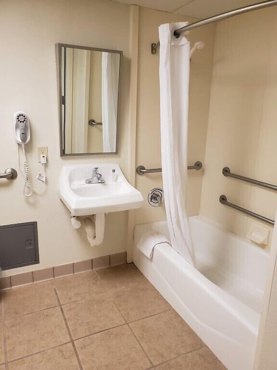 1 King Bed, Accessible | Bathroom | Combined shower/tub, free toiletries, towels