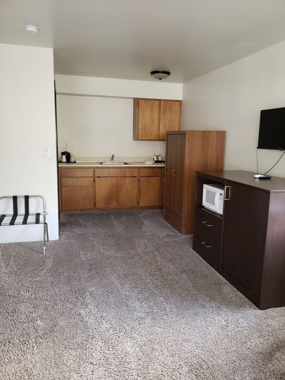 Standard Room, 1 King Bed, No Pets | Private kitchen | Fridge, microwave, coffee/tea maker