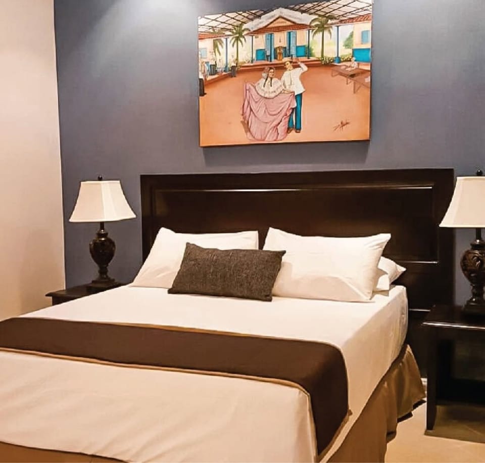 Deluxe King | Minibar, in-room safe, desk, WiFi (free)