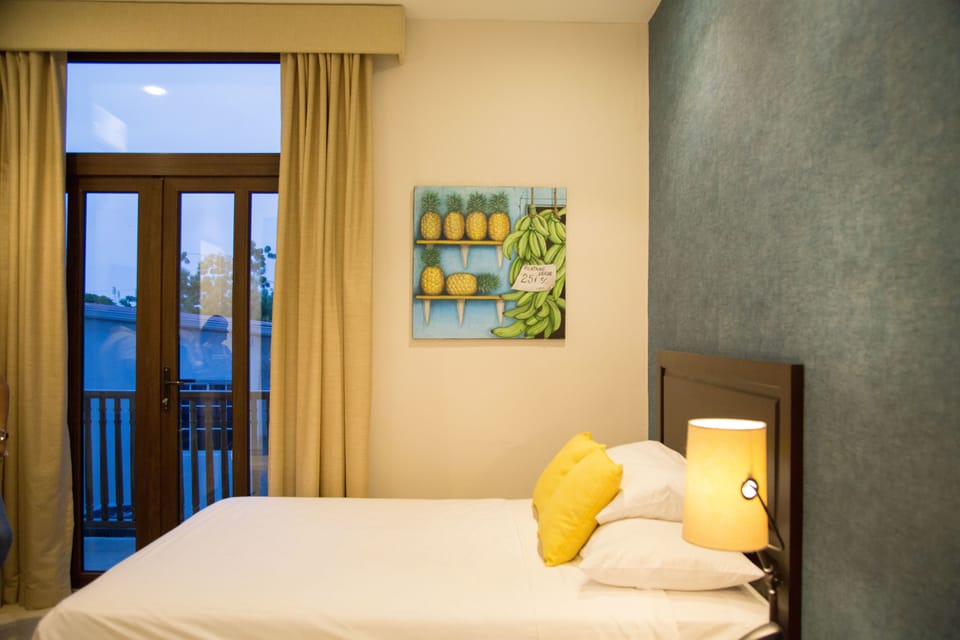 Minibar, in-room safe, desk, WiFi (free)