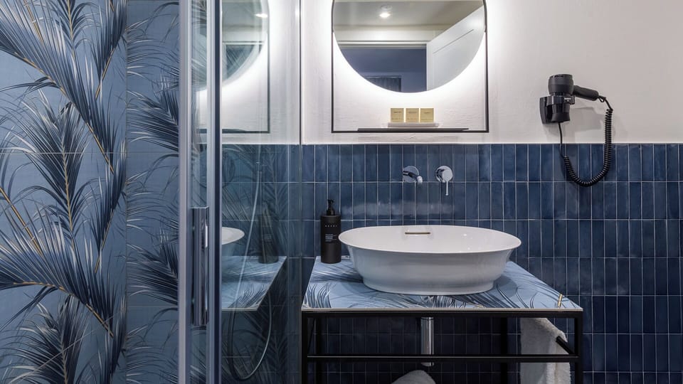 Classic Room | Bathroom | Free toiletries, hair dryer, bidet, towels