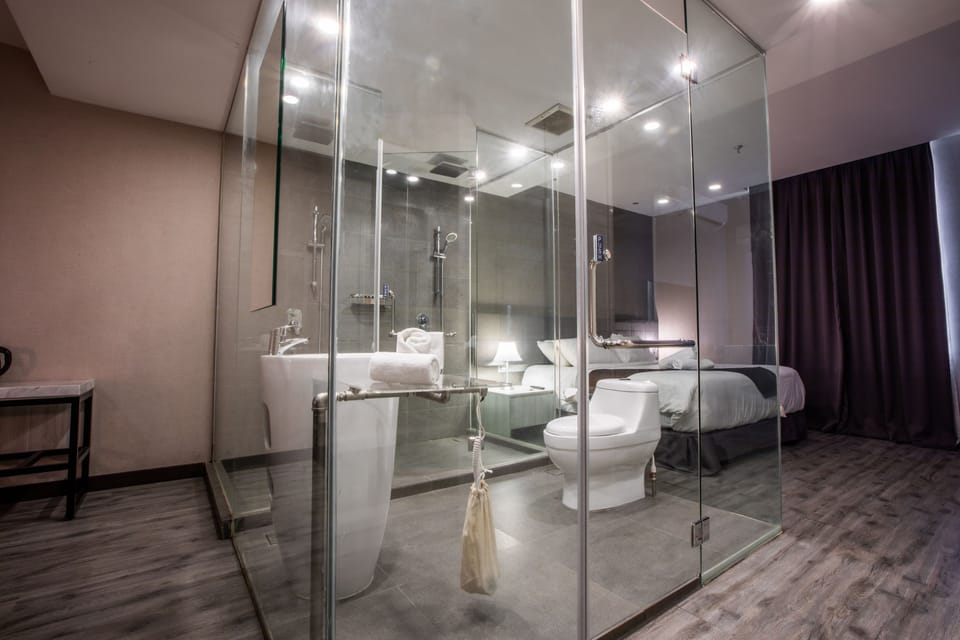Suite | Desk, soundproofing, free WiFi, bed sheets